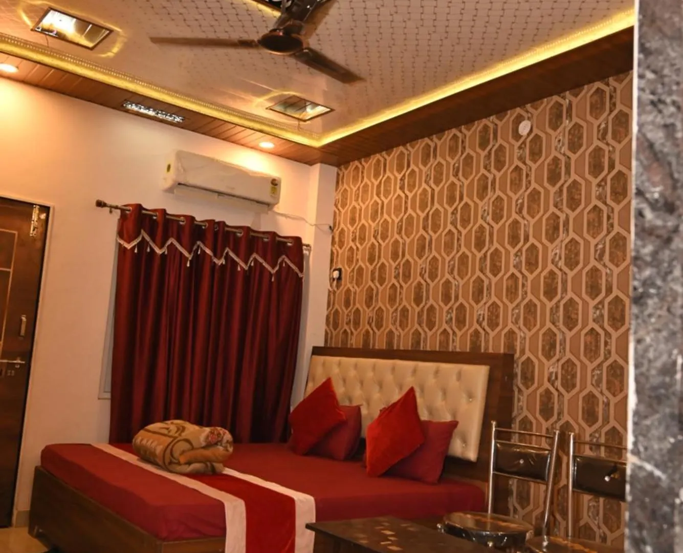 National Banaras Inn バラナシ 2*,